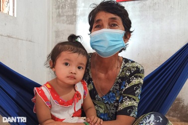 Cha mất vì Covid-19, 2 con thơ đói cơm khát sữa cùng ông bà nội nghèo khó