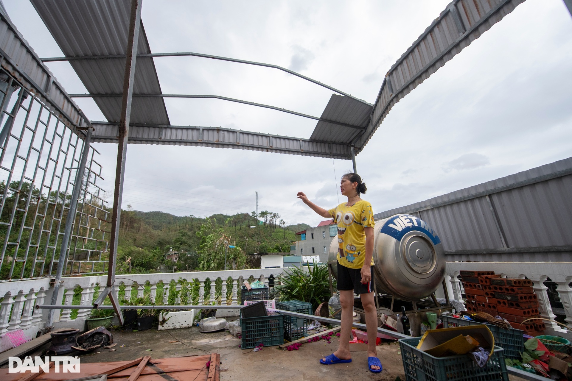 Người phụ nữ thoát chết khi mái tôn tầng 2 đổ ập xuống trước cửa nhà - 5 Người phụ nữ thoát chết khi mái tôn tầng 2 đổ ập xuống trước cửa nhà - 5