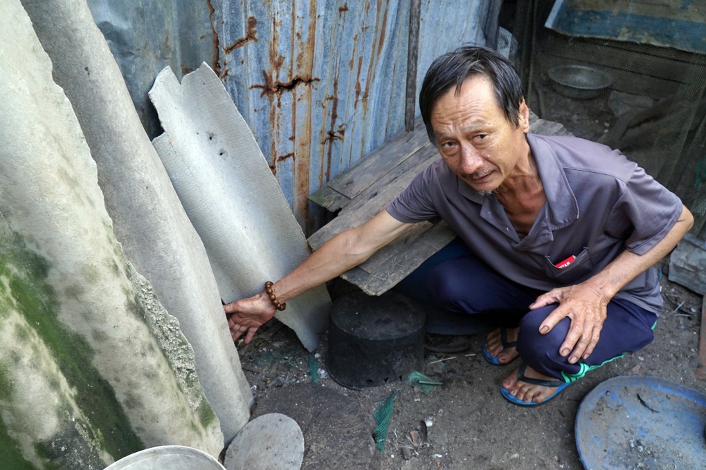 Đàn khỉ hàng trăm con tràn xuống quậy phá nhà dân - 3 Đàn khỉ hàng trăm con tràn xuống quậy phá nhà dân - 3