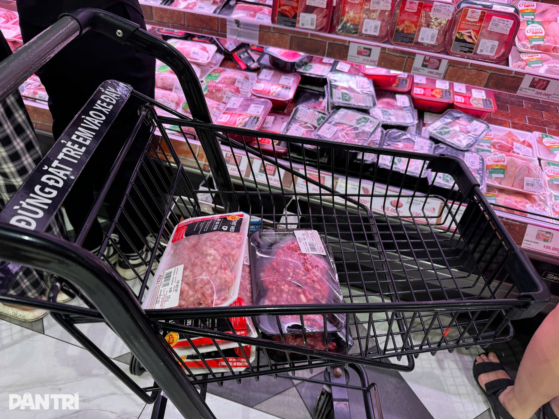 Rau, thịt dồi dào ở chợ, siêu thị Hà Nội: Hết cảnh chen chúc mua hàng - 7 Rau, thịt dồi dào ở chợ, siêu thị Hà Nội: Hết cảnh chen chúc mua hàng - 7