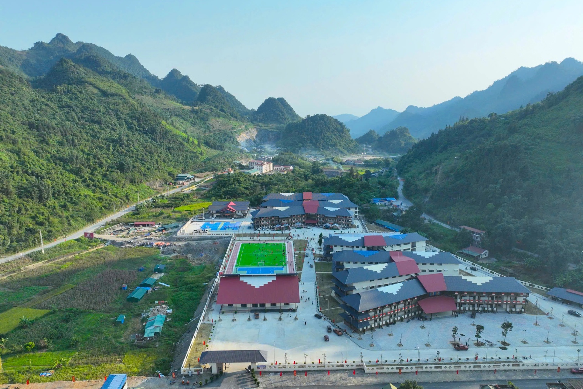 Hình ảnh ngôi trường hiện đại ở vùng biên Lào Cai trước ngày khai giảng - 5 Hình ảnh ngôi trường hiện đại ở vùng biên Lào Cai trước ngày khai giảng - 5
