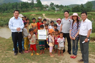 Trao quà của bạn đọc đến với trẻ em mù và vùng cao