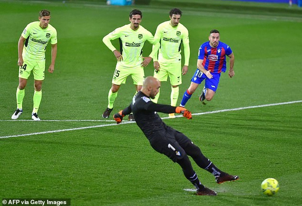 Luis Suarez lập cú đúp, Atletico hơn Real Madrid đến 7 điểm - 1 Luis Suarez lập cú đúp, Atletico hơn Real Madrid đến 7 điểm - 1