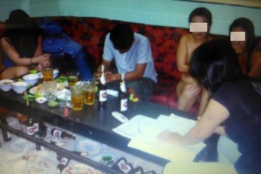 Bắt quả tang 9 nữ tiếp viên thoát y tiếp bia cho khách ở quán karaoke