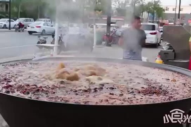 Quán lẩu bình dân hầm hơn 200 kg xương/ngày, khách đợi từ khi chưa mở bán