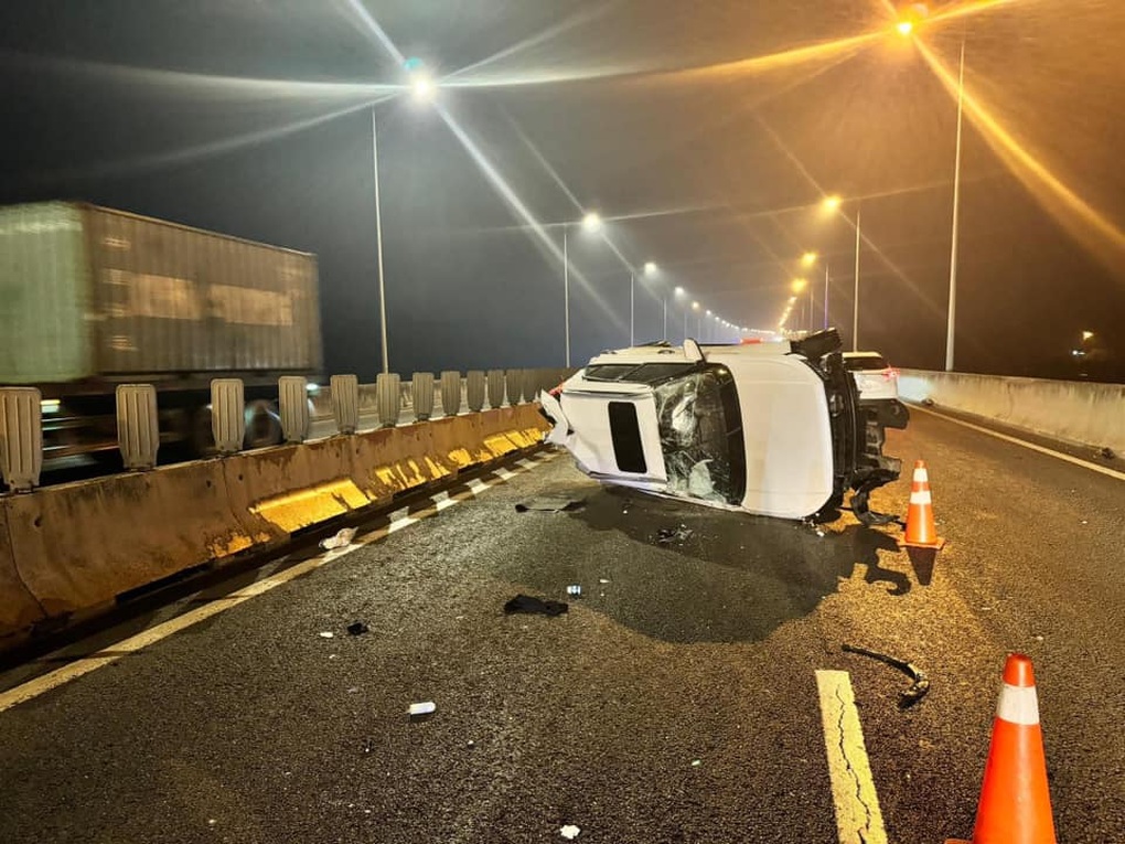 Cao tốc TPHCM - Long Thành ùn ứ kéo dài sau vụ tai nạn lúc rạng sáng - 1 Cao tốc TPHCM - Long Thành ùn ứ kéo dài sau vụ tai nạn lúc rạng sáng - 1