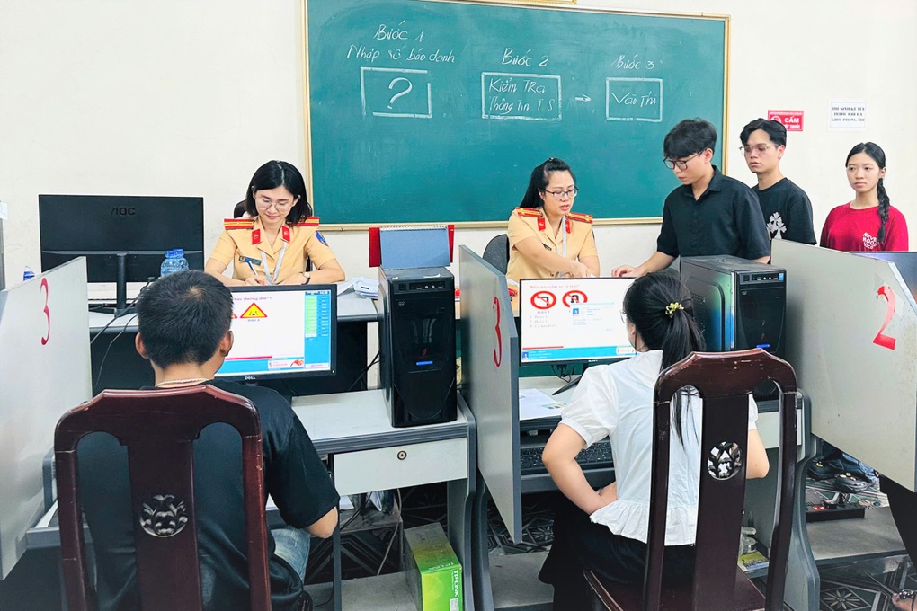 Sau 120 phút thi sát hạch, thí sinh đạt yêu cầu đủ điều kiện lái xe - 2 Sau 120 phút thi sát hạch, thí sinh đạt yêu cầu đủ điều kiện lái xe - 2