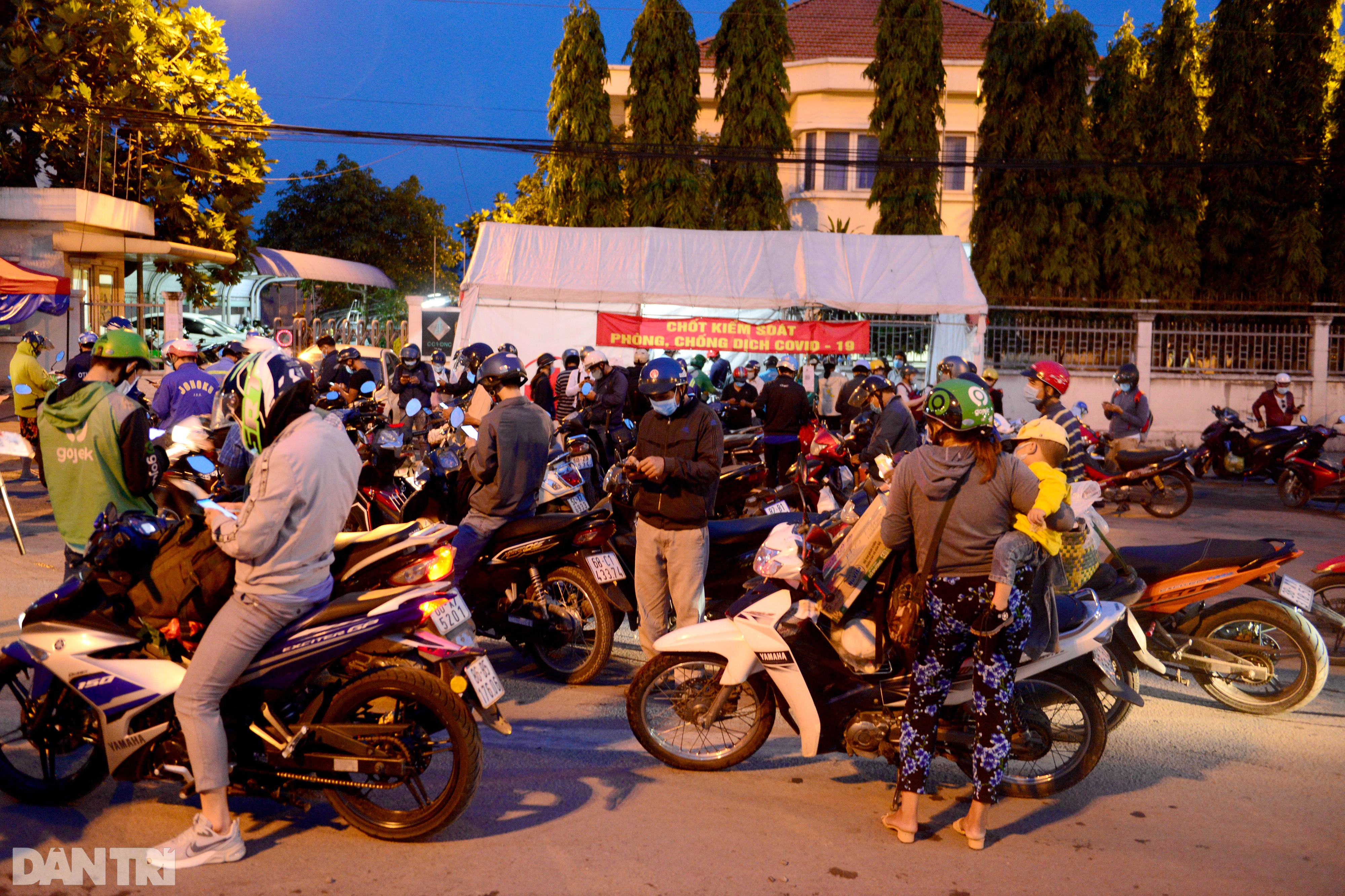 Người dân khăn gói hành lý ùn ùn rời Sài Gòn ngay trước giờ G - 10 Người dân khăn gói hành lý ùn ùn rời Sài Gòn ngay trước giờ G - 10