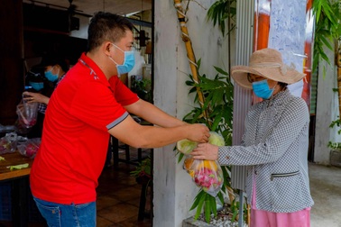 Những bữa ăn ấm lòng từ... tủ lạnh cộng đồng