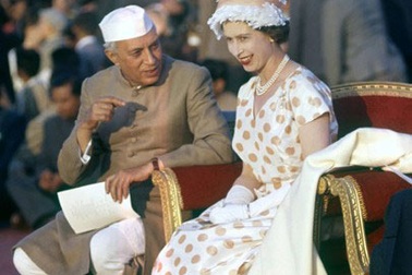 Thời trang của Nữ hoàng Anh qua 60 năm trị vì