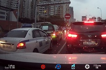 Ô tô nối đuôi nhau đi ngược chiều trên cầu vượt