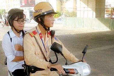 Hà Nội: CSGT đưa thí sinh đi thi khi phụ huynh gặp tai nạn