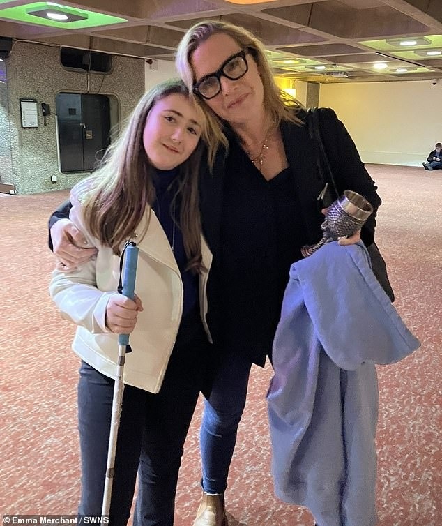 De levenswil van een studente die op 12-jarige leeftijd geleidelijk haar gezichtsvermogen verloor Nghị lực sống của nữ sinh mất dần thị lực ở tuổi 12 - 2