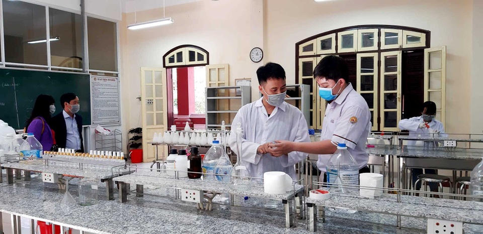Thầy trò lớp 10 làm nước rửa tay phòng dịch Corona tặng các trường - 2 Thầy trò lớp 10 làm nước rửa tay phòng dịch Corona tặng các trường - 2