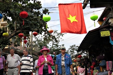 Phố cổ Hội An rực rỡ đèn hoa chào Xuân