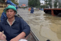 Tới Huế dịp mưa lũ dâng cao, khách trải nghiệm ngồi thuyền ngắm phố phường