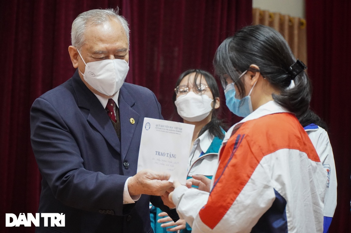 Trao 57 suất học bổng đến các em học sinh nghèo vượt khó tỉnh Nam Định - 3 Trao 57 suất học bổng đến các em học sinh nghèo vượt khó tỉnh Nam Định - 3