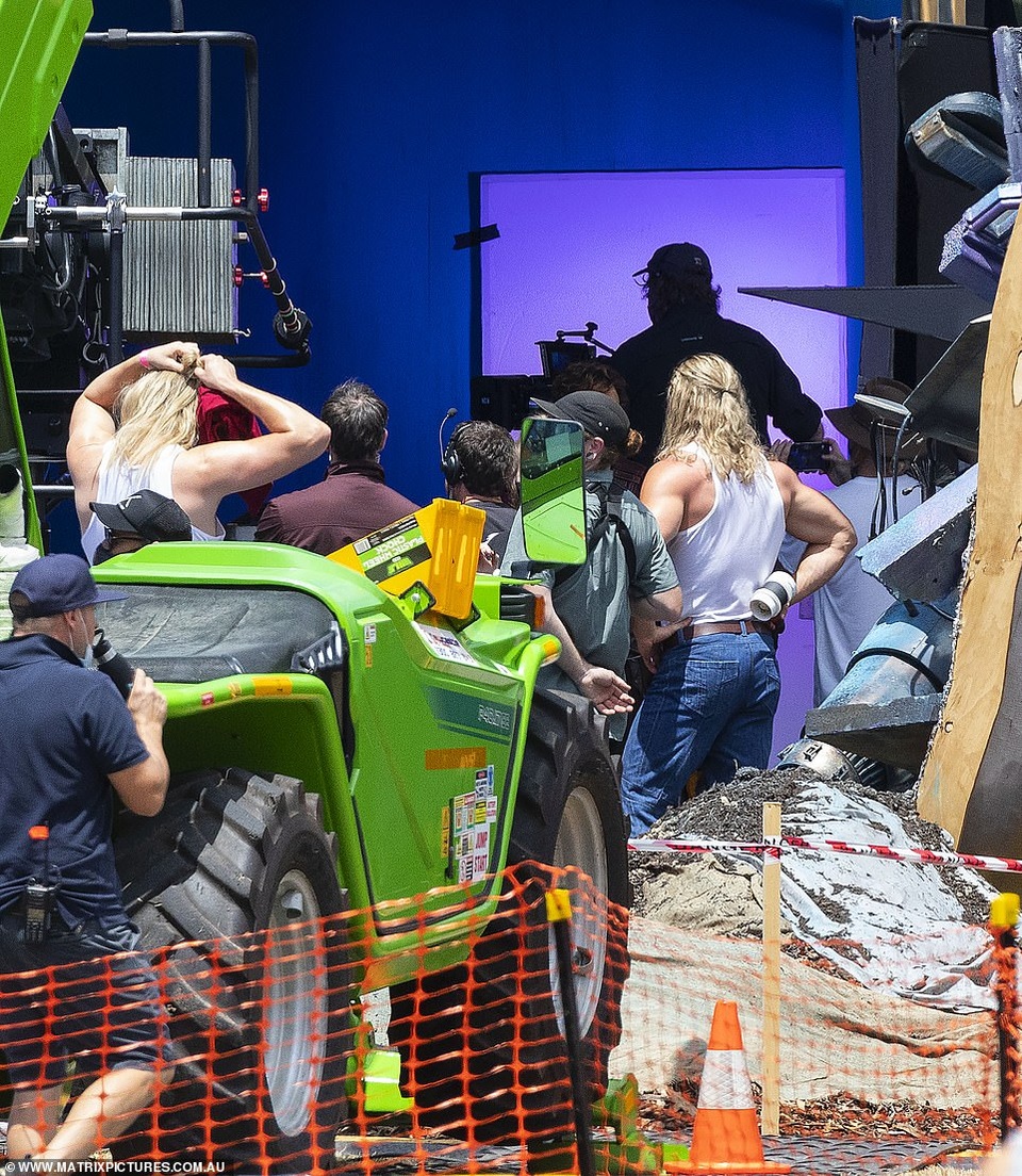 Chris Hemsworth khoe cơ bắp tại trường quay phim Thor - 3 Chris Hemsworth khoe cơ bắp tại trường quay phim Thor - 3