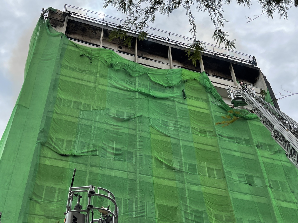 Khói đen nghi ngút bao trùm tòa nhà 10 tầng giữa trung tâm TPHCM - 2 Khói đen nghi ngút bao trùm tòa nhà 10 tầng giữa trung tâm TPHCM - 2