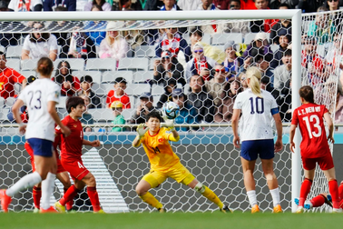 Thủ môn Kim Thanh tiết lộ bí quyết cản phá phạt đền trước Mỹ