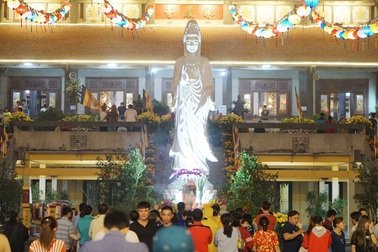 Người dân nô nức đi lễ chùa ngay sau thời khắc giao thừa