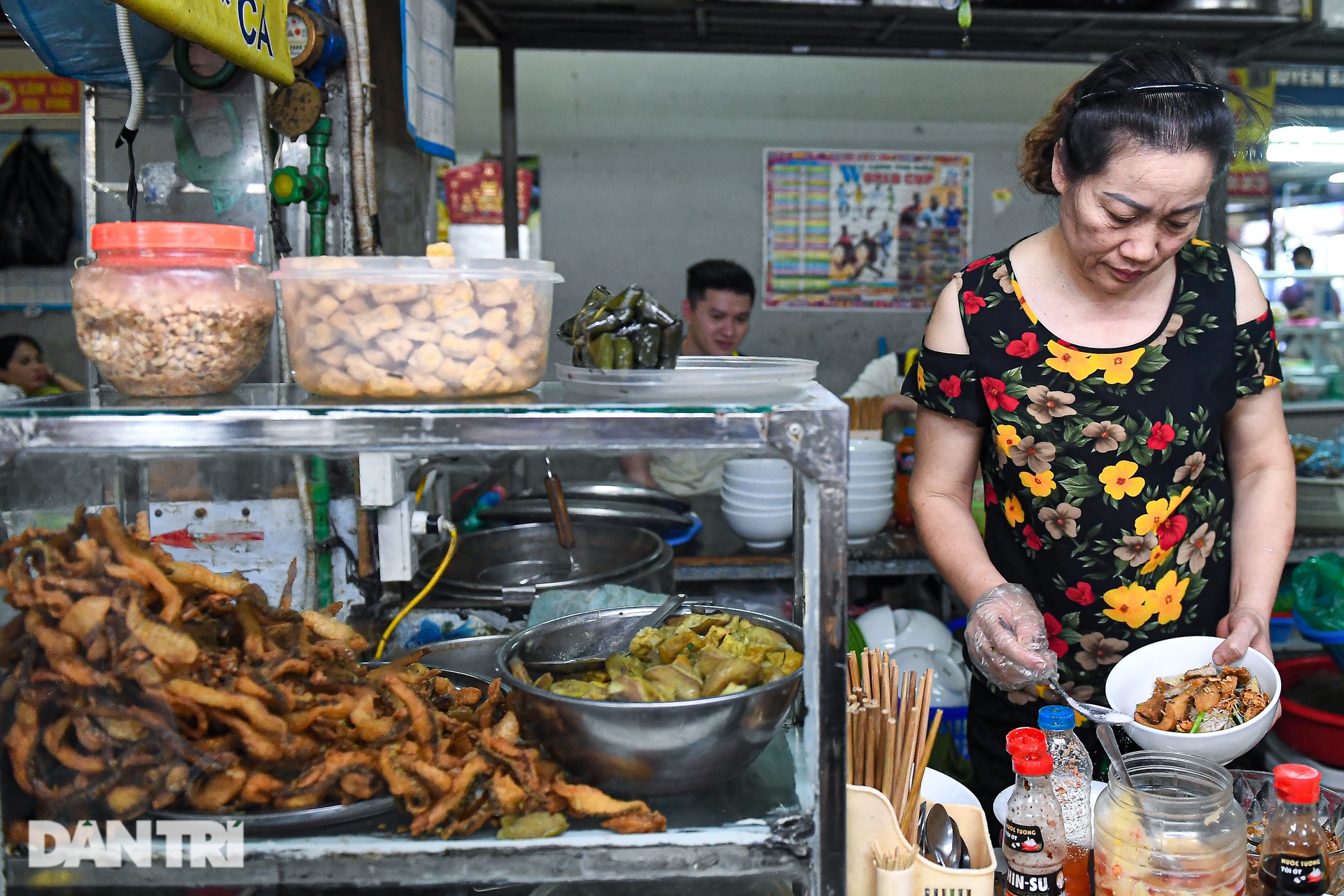 Hà Nội: Thiên đường ẩm thực dưới lòng đất, cầm 100.000 đồng ăn thả ga - 3 Hà Nội: Thiên đường ẩm thực dưới lòng đất, cầm 100.000 đồng ăn thả ga - 3