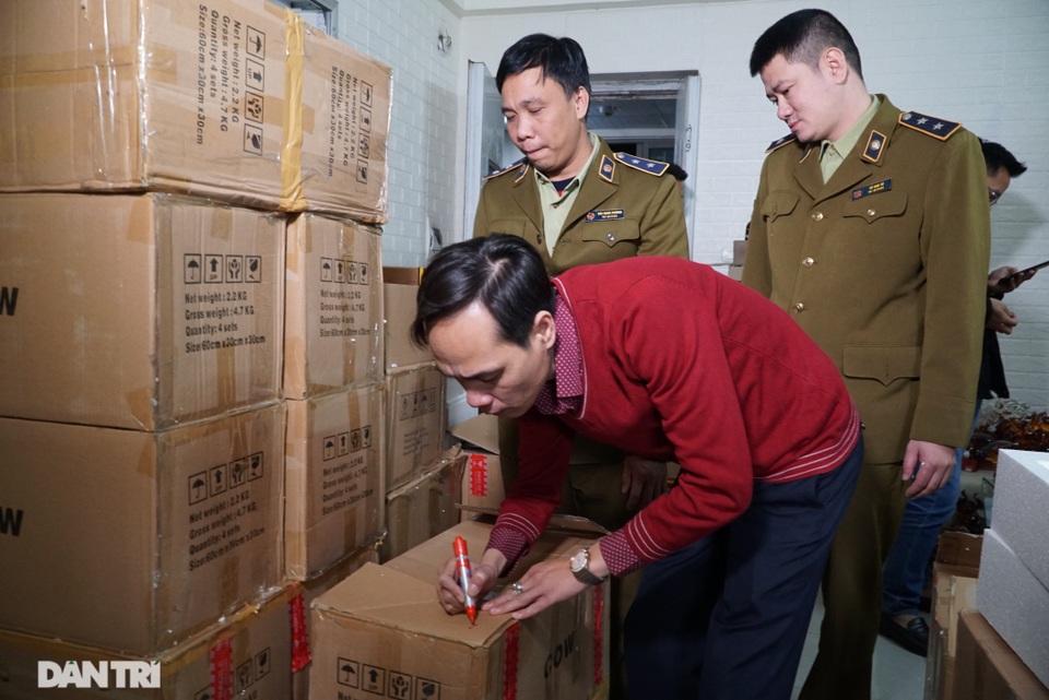 Triệt phá cơ sở sản xuất rượu giả nhãn mác nước ngoài ở Hà Nội dịp sát Tết - 1 Triệt phá cơ sở sản xuất rượu giả nhãn mác nước ngoài ở Hà Nội dịp sát Tết - 1