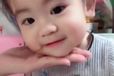 Bé gái với gương mặt cực đáng yêu khiến dân mạng “tan chảy”