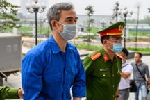Cảnh sát dẫn giải cựu Giám đốc viện Tim Hà Nội Nguyễn Quang Tuấn đến tòa