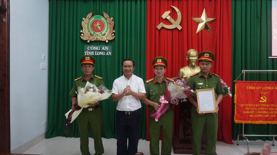 Khen thưởng ban chuyên án triệt phá vụ vận chuyển 16kg ma tuý - 1 Khen thưởng ban chuyên án triệt phá vụ vận chuyển 16kg ma tuý - 1