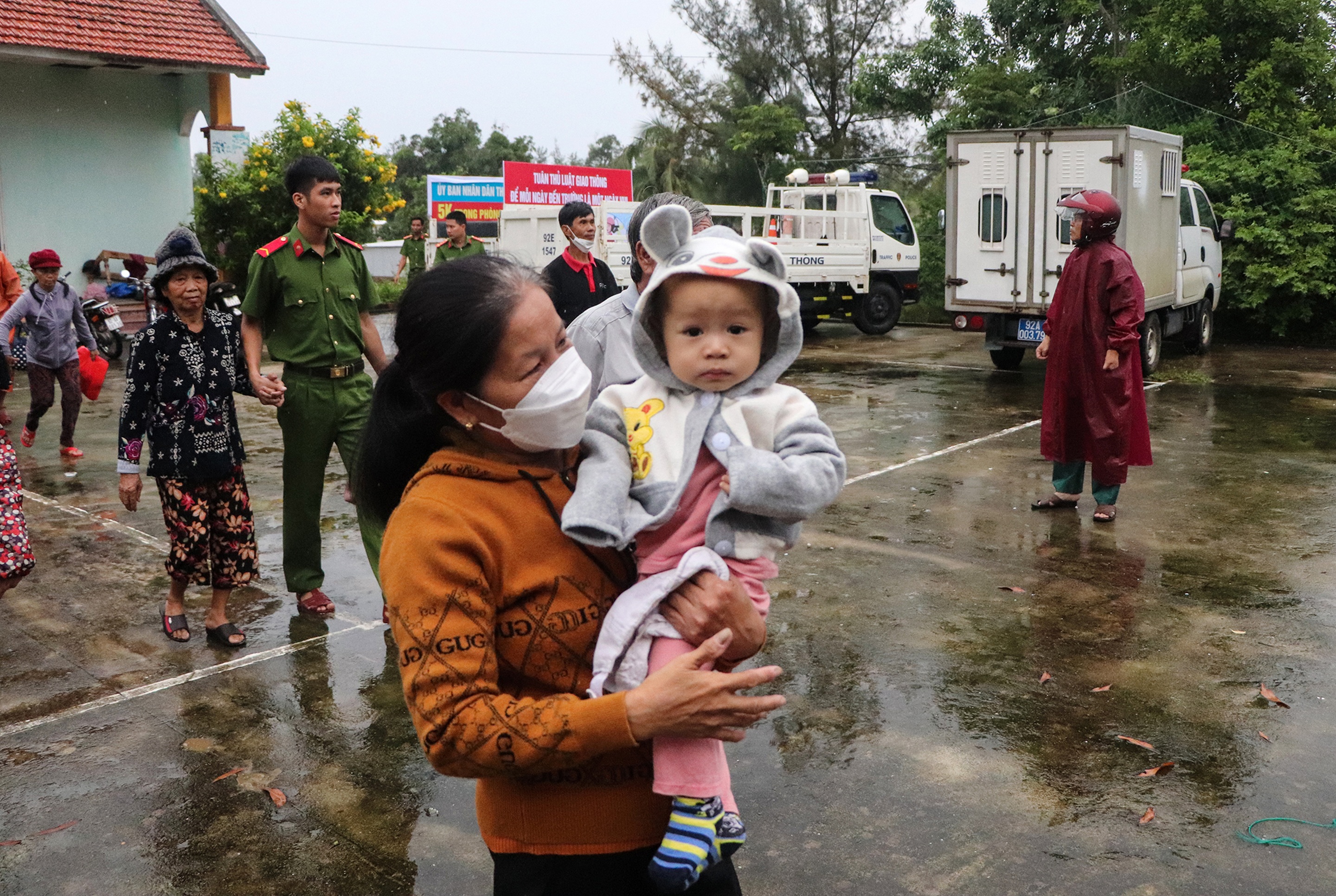 Người dân Quảng Nam vội vã di tản về nơi an toàn trước khi bão số 4 đổ bộ - 3 Người dân Quảng Nam vội vã di tản về nơi an toàn trước khi bão số 4 đổ bộ - 3