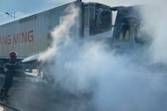 Xe container chở hàng chục tấn hoa quả bốc cháy dữ dội
