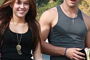 Miley Cyrus úp mở chuyện tình cảm
