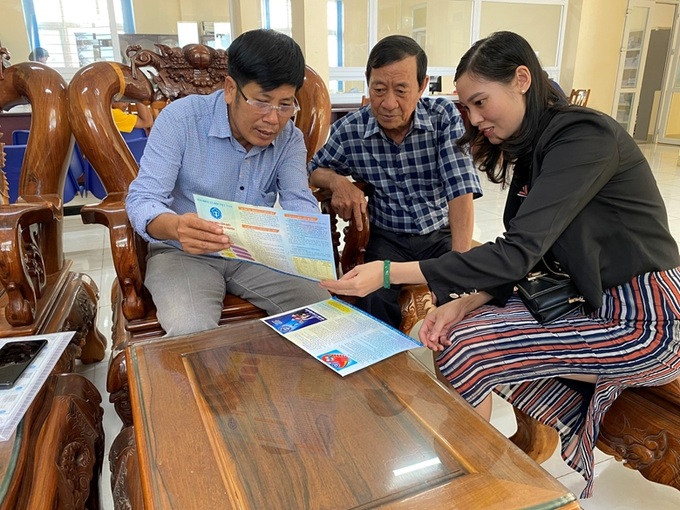 Người dân được giải đáp thắc mắc tận tình về chính sách BHXH tự nguyện. Ảnh: Đỗ Thoa