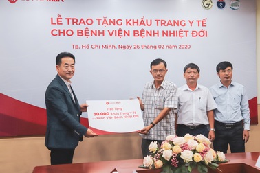 LOTTE Mart trao tặng khẩu trang y tế cho Bệnh viện Bệnh Nhiệt đới