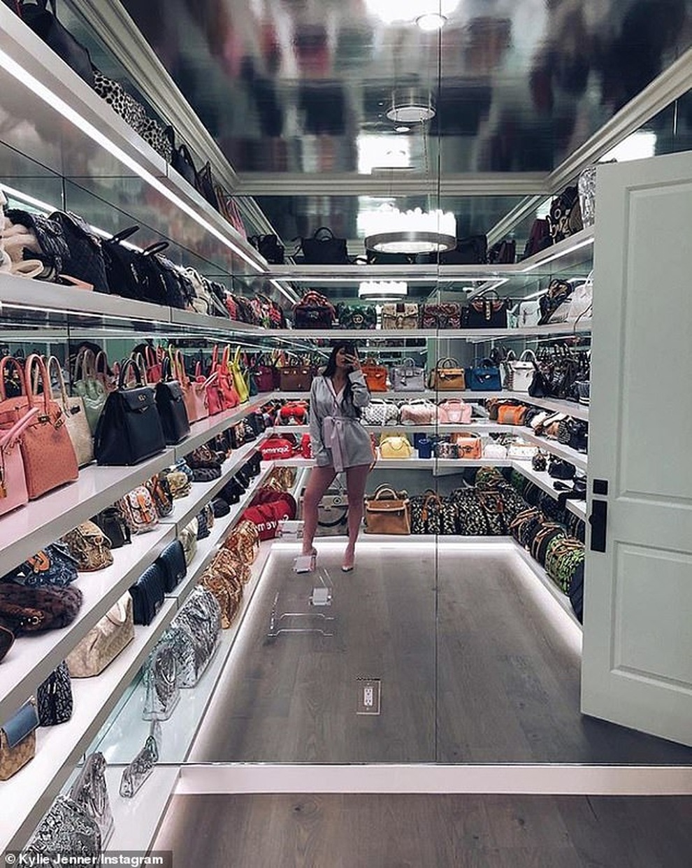 Kylie Jenner chia sẻ hình ảnh tủ hàng hiệu triệu đô - 4 Kylie Jenner chia sẻ hình ảnh tủ hàng hiệu triệu đô - 4