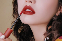 Mùng 1 Tết, chị em mua son đỏ mong cả năm đỏ như son