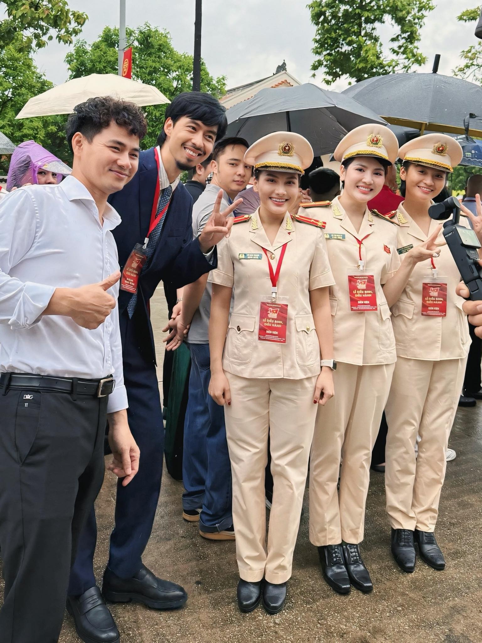 Cục trưởng Xuân Bắc, Đen Vâu cùng dàn nghệ sĩ thăm Nhà sàn Bác Hồ - 15
