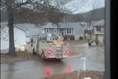 Mỹ: Xe cứu hỏa xoay tròn mất kiểm soát trên mặt đường đóng băng