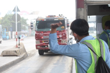 Tài xế bối rối trong ngày đầu trạm cầu Đồng Nai dừng thu phí