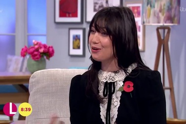 Daisy Lowe thanh lịch trên truyền hình