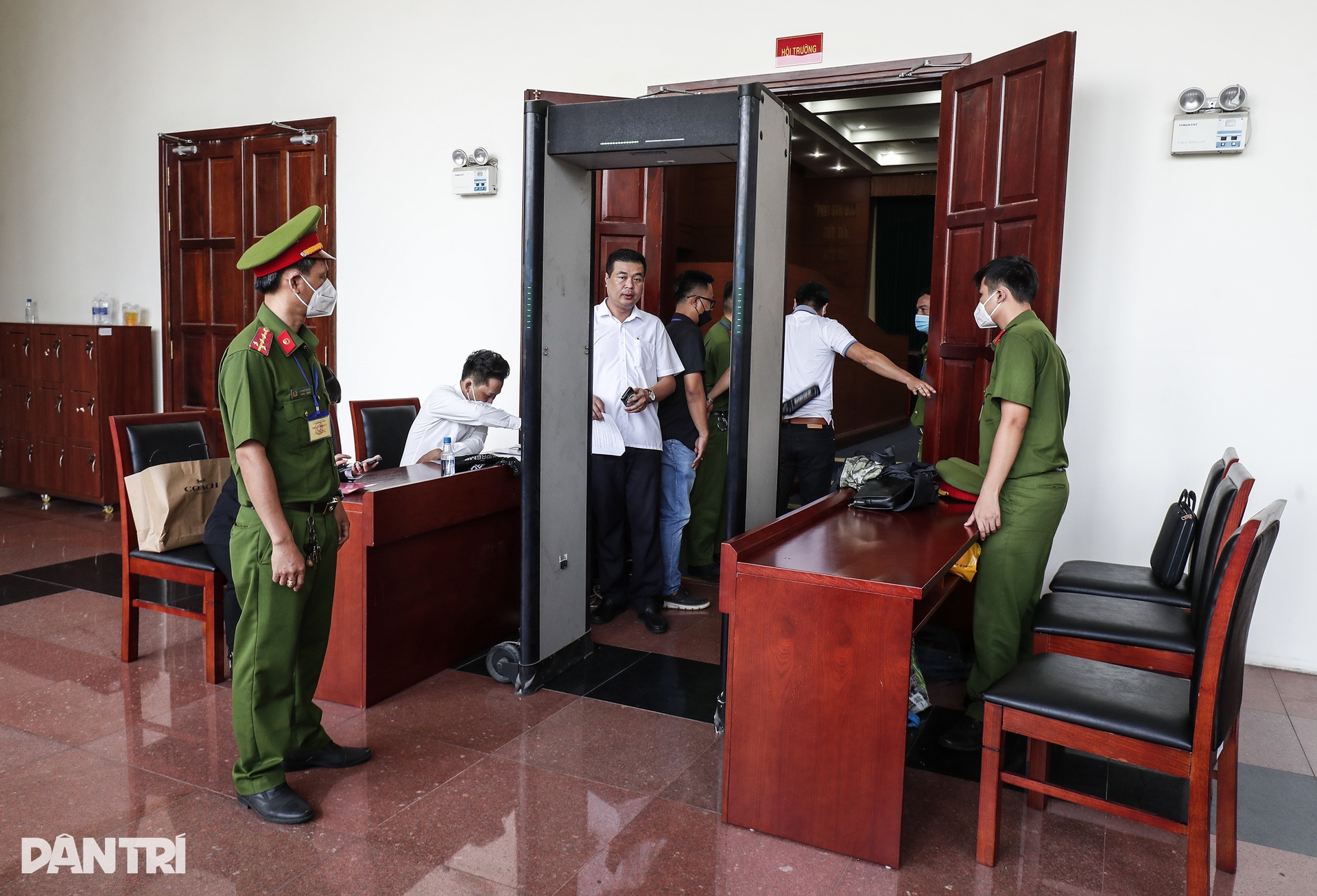 An ninh siết chặt nhiều vòng ở phiên tòa dì ghẻ hành hạ bé gái 8 tuổi - 8 An ninh siết chặt nhiều vòng ở phiên tòa dì ghẻ hành hạ bé gái 8 tuổi - 8