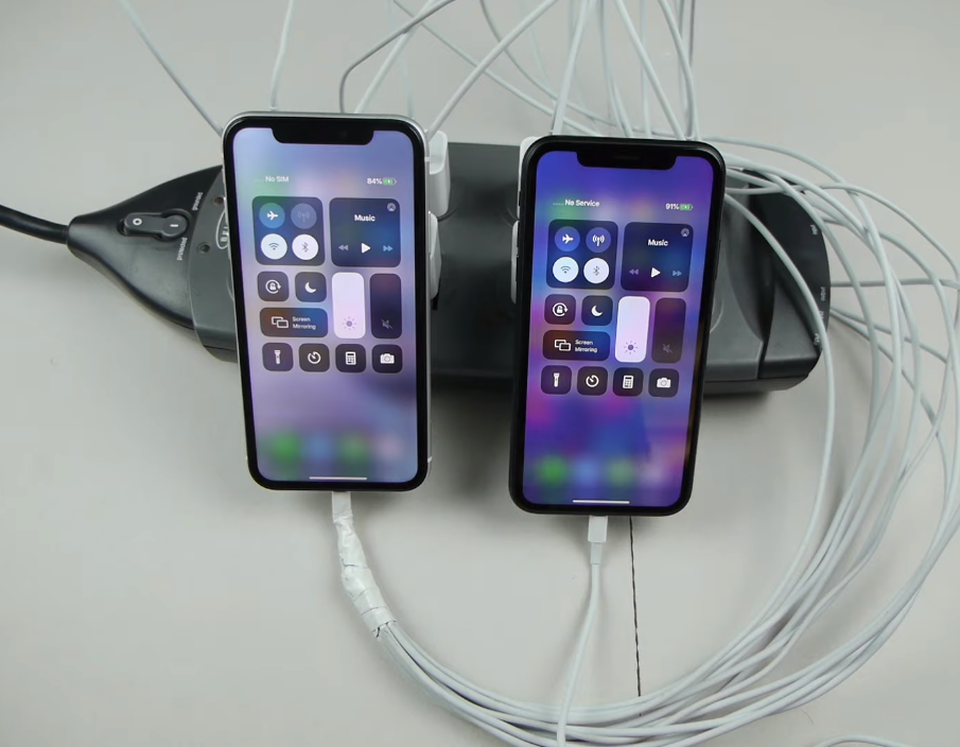 Điều gì sẽ xảy ra nếu dùng 10 củ sạc cùng lúc cho iPhone? - 2 Điều gì sẽ xảy ra nếu dùng 10 củ sạc cùng lúc cho iPhone? - 2