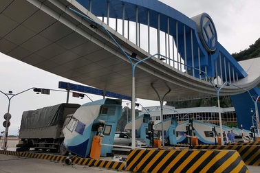 Xe tải "mất lái", đâm bẹp cabin trạm thu phí