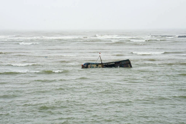 Nỗ lực cứu tàu cá mắc cạn giữa lúc sóng lớn