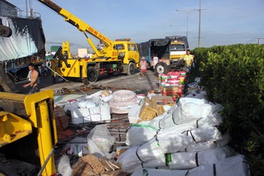 Xe tải lật trên cầu, giao thông ùn tắc nghiêm trọng