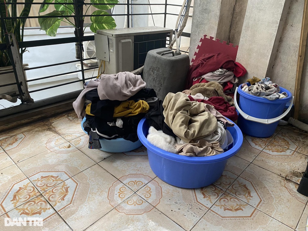 Người Hà Nội vật lộn với nồm ẩm: Sàn nhà đổ mồ hôi trơn như bôi dầu - 2 Người Hà Nội vật lộn với nồm ẩm: Sàn nhà đổ mồ hôi trơn như bôi dầu - 2