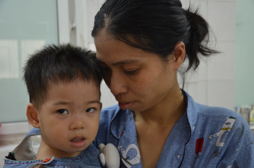 Nghẹn lòng cảnh mẹ đơn thân tật nguyền khánh kiệt vì chăm con viêm não - 2 Nghẹn lòng cảnh mẹ đơn thân tật nguyền khánh kiệt vì chăm con viêm não - 2