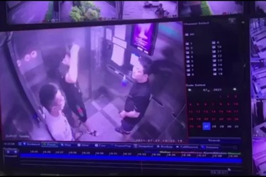 Thanh niên Hà Nội liên tục khạc nhổ trong thang máy