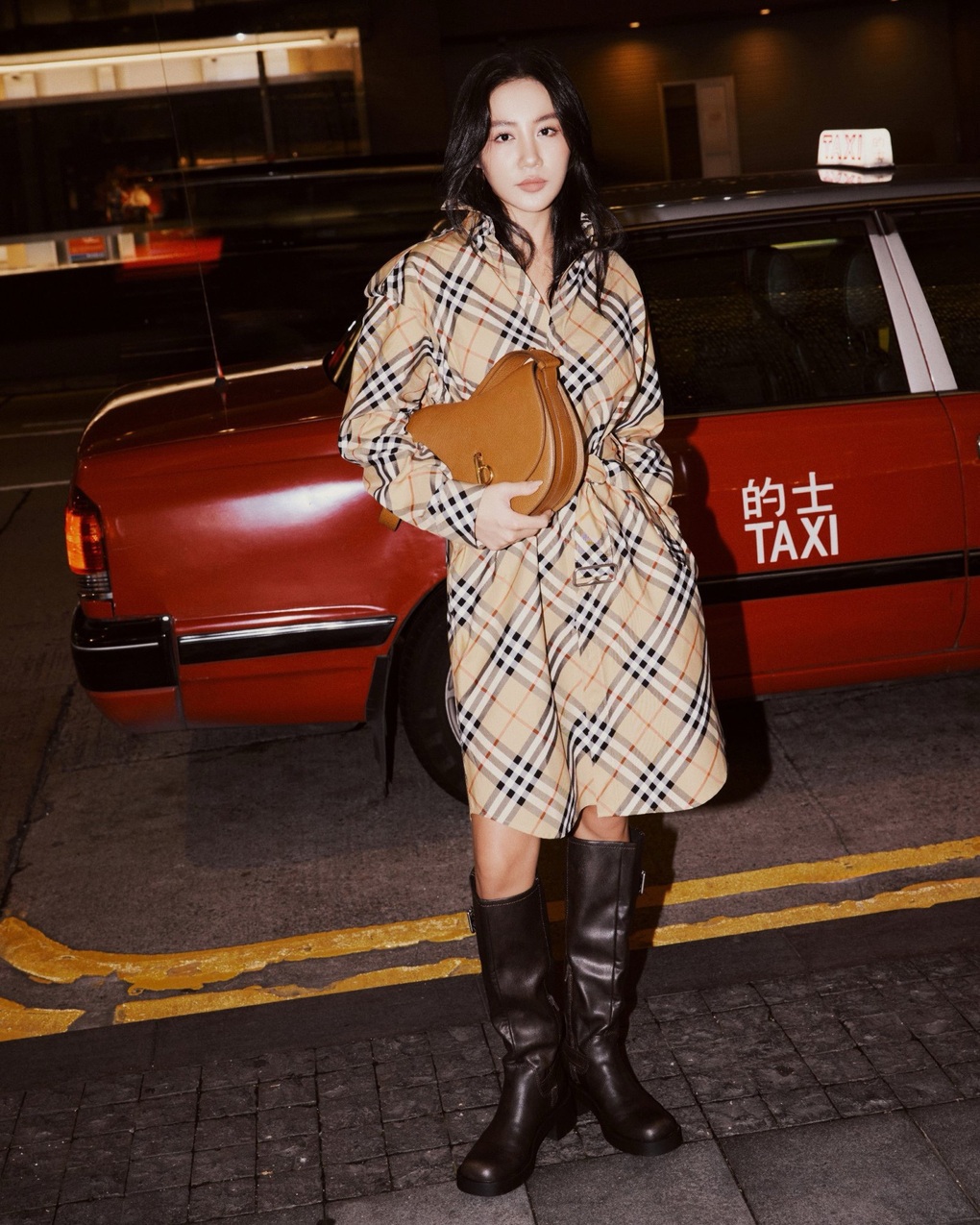 Văn Mai Hương khoe vai trần quyến rũ, tình tứ bên nam thần Thái Lan - 6